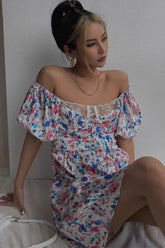 Rückenfreies Kleid mit Schnürung und Puffärmeln